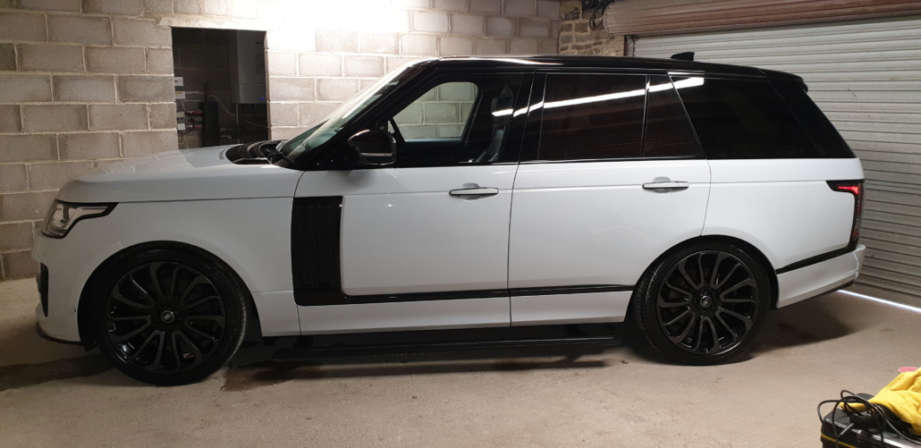 Range_Rover_in_garage